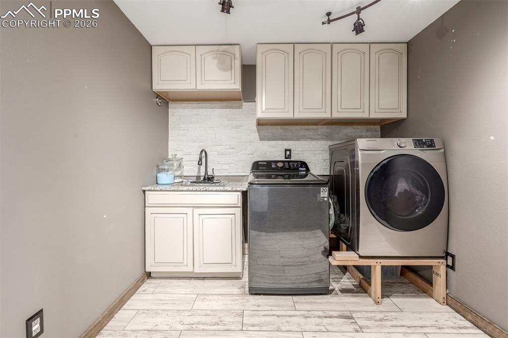 Image 39 of 50: Laundry