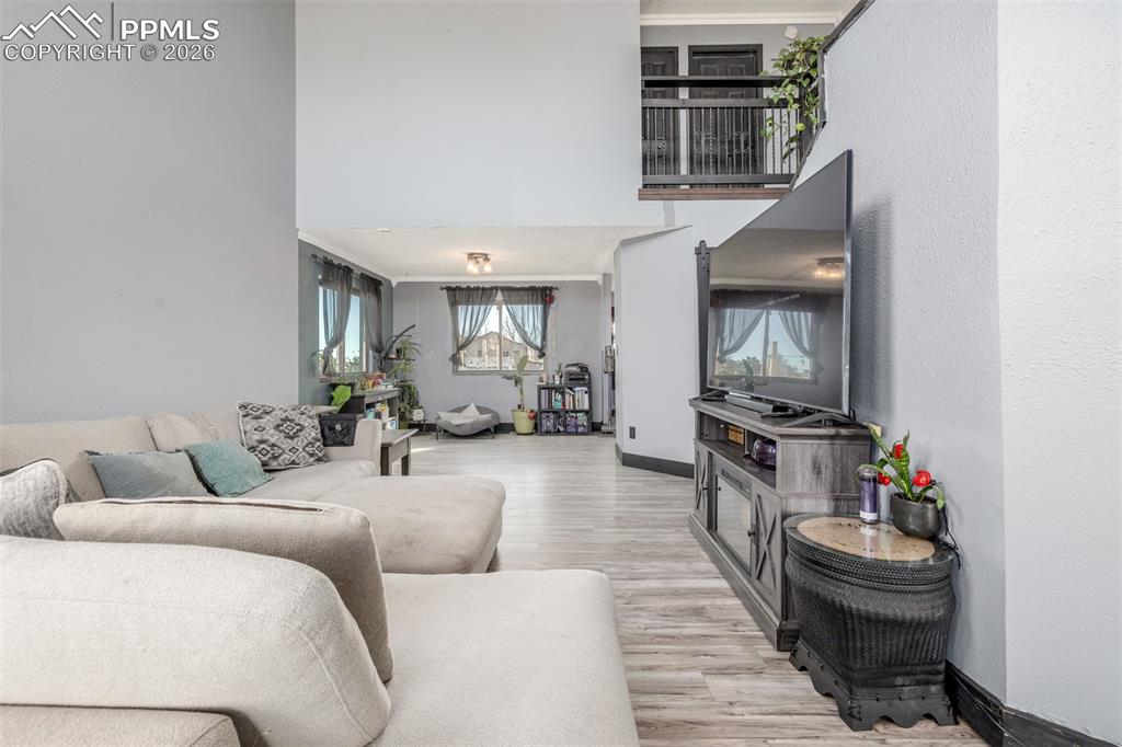 Image 5 of 50: Living Room