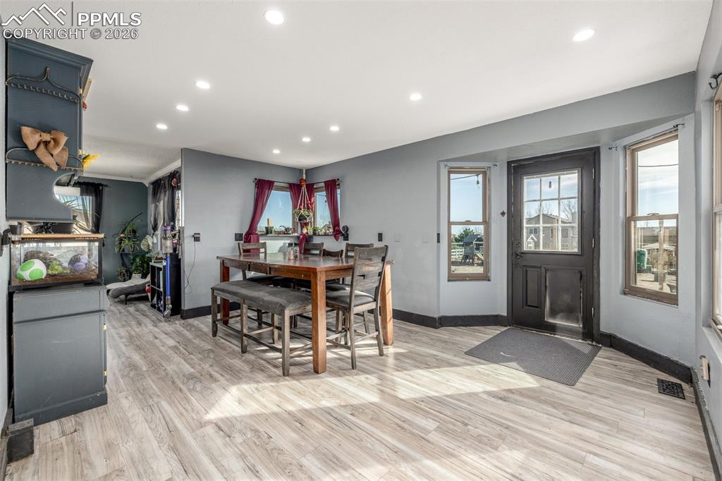 Image 8 of 50: Dining Area