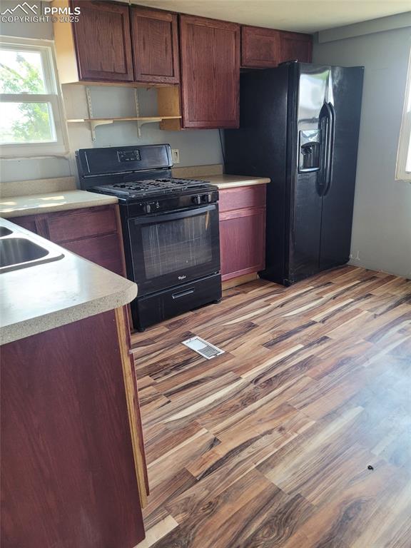 Image 5 of 5: Kitchen in trailer