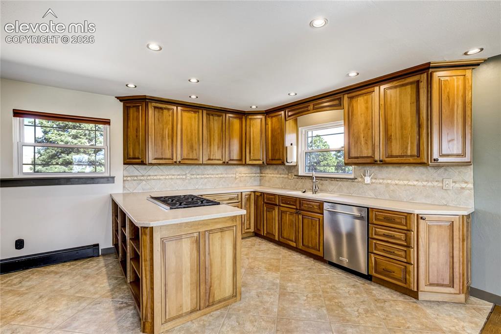 Image 18 of 50: Kitchen