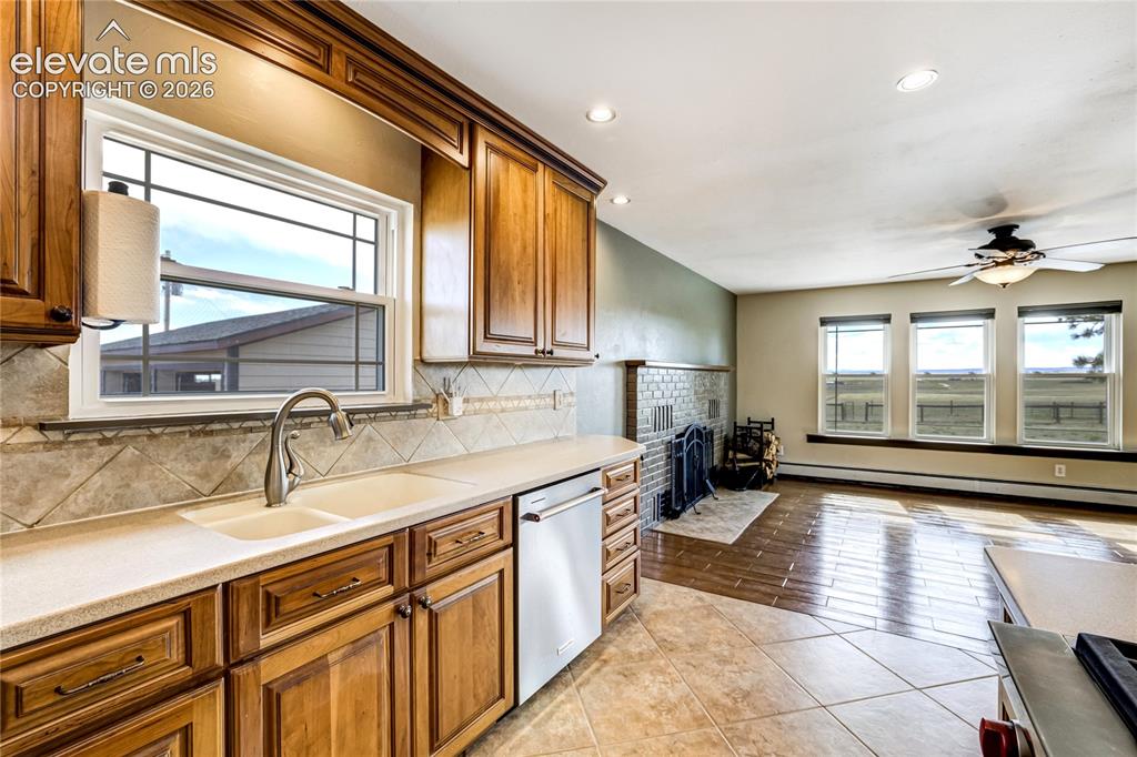 Image 19 of 50: Kitchen