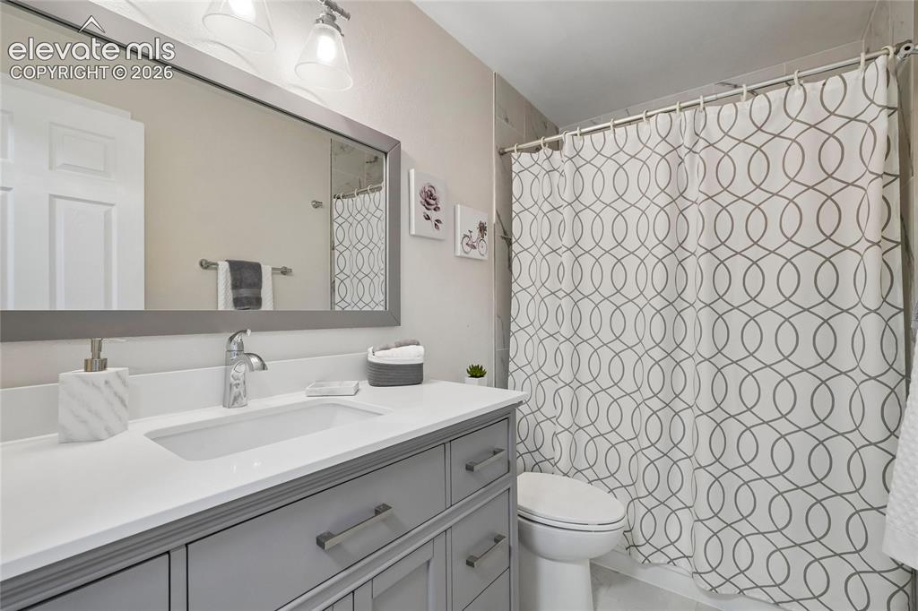 Image 19 of 50: Bathroom