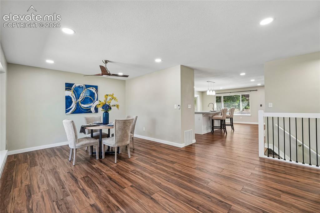 Image 5 of 50: Dining Area