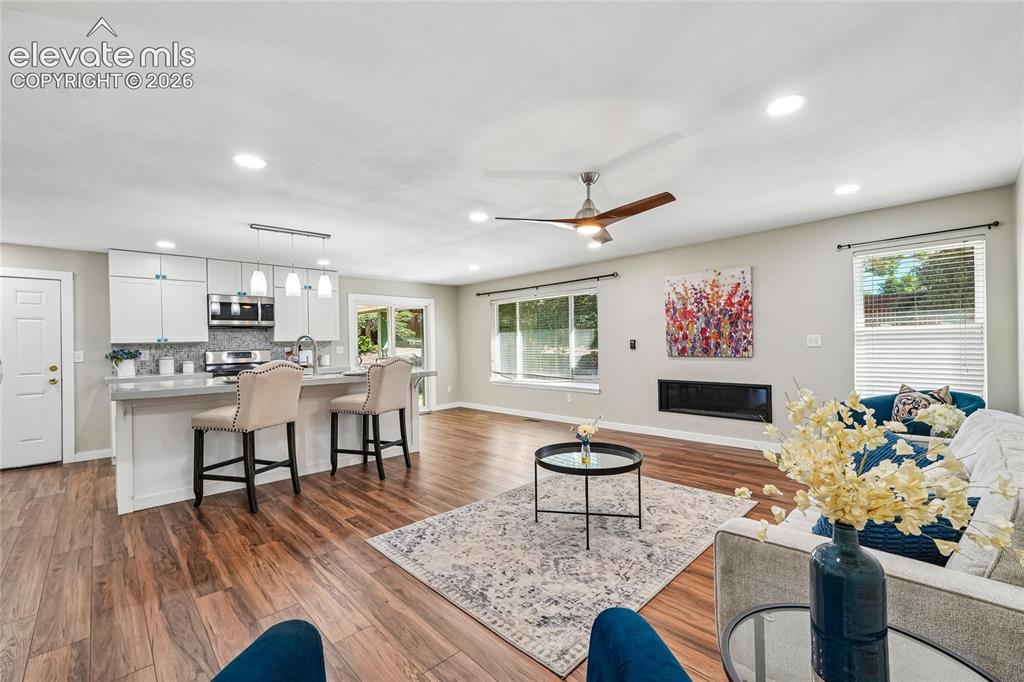 Image 8 of 50: Living Room