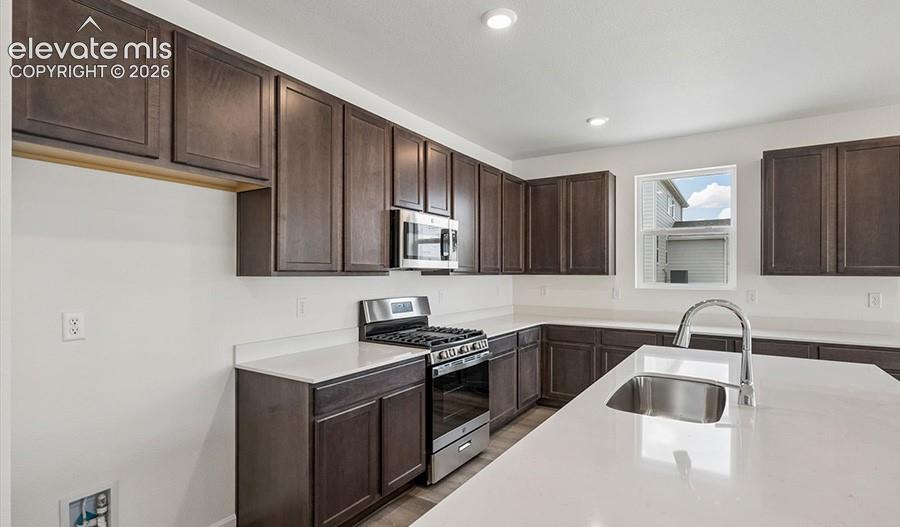 Image 11 of 24: Kitchen