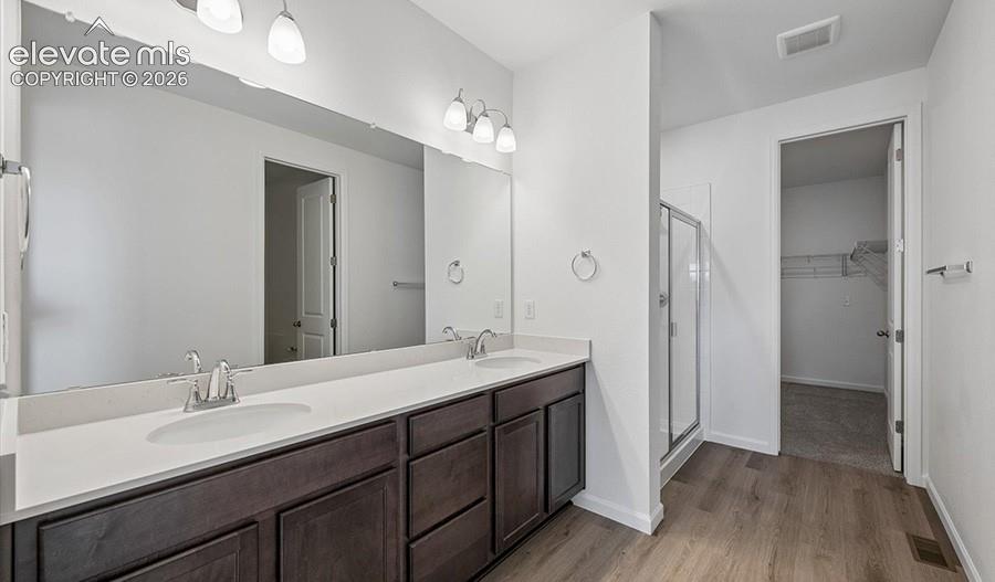 Image 20 of 24: Bathroom