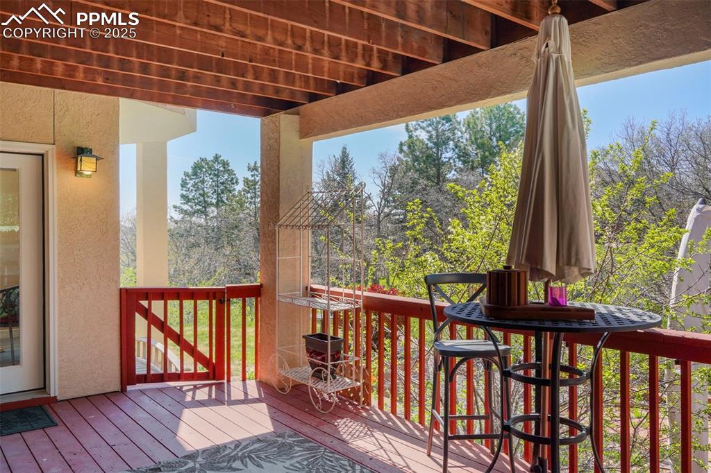 Image 36 of 40: lower decking leading to back yard as well as enclosed dog run and creeksid