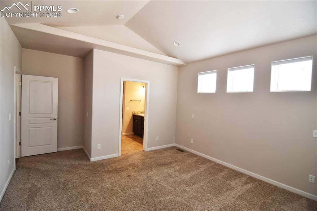 Image 16 of 29: Bath and huge walkin closet adjoin!