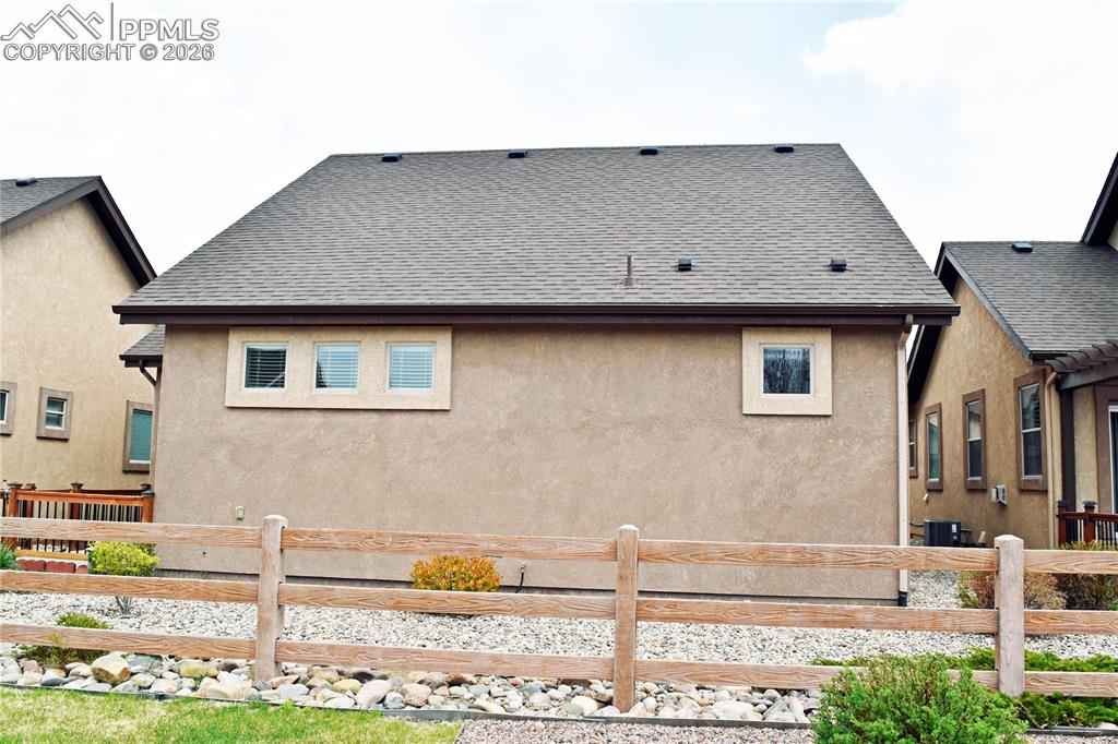 Image 3 of 29: Maintenance free yard!