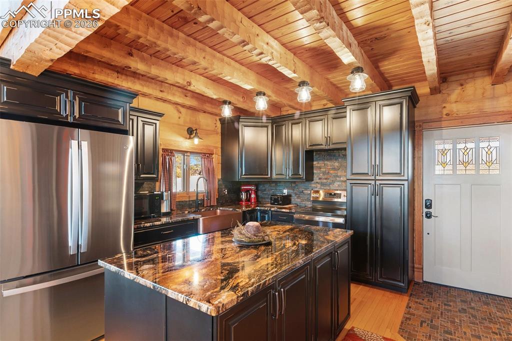 Image 16 of 50: Kitchen