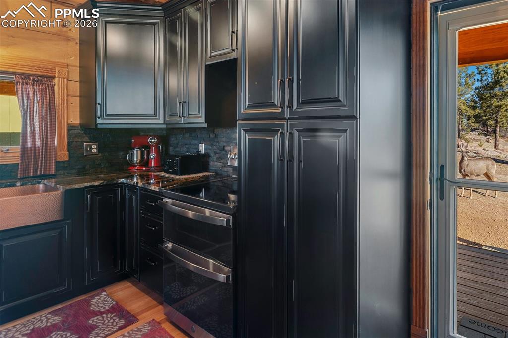 Image 17 of 50: Kitchen