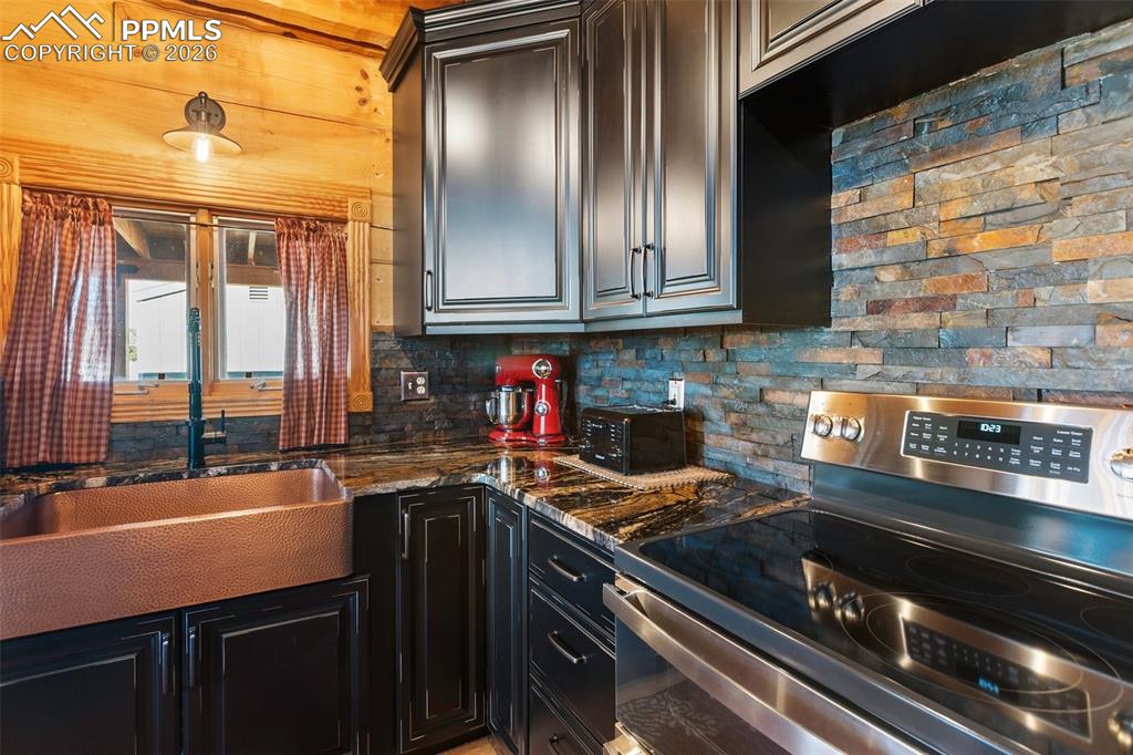 Image 19 of 50: Kitchen