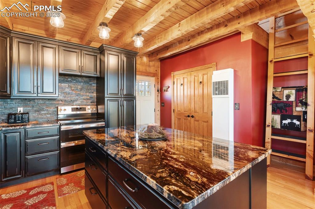 Image 21 of 50: Kitchen