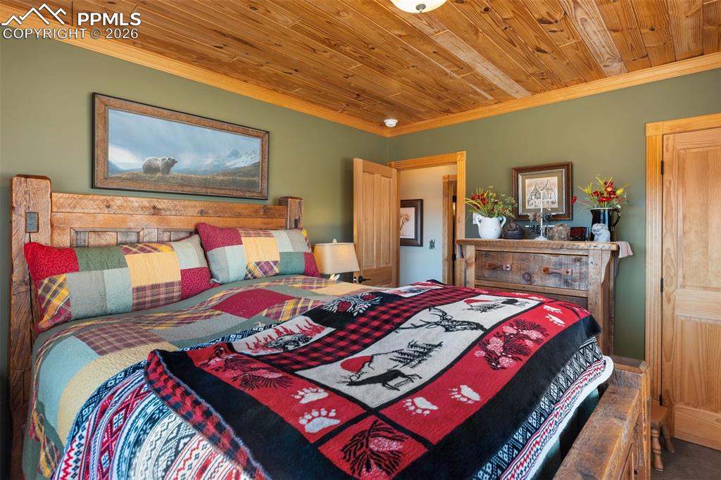 Image 27 of 50: Bedroom