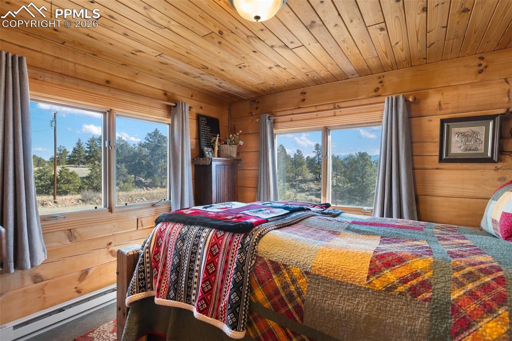 Image 28 of 50: Bedroom