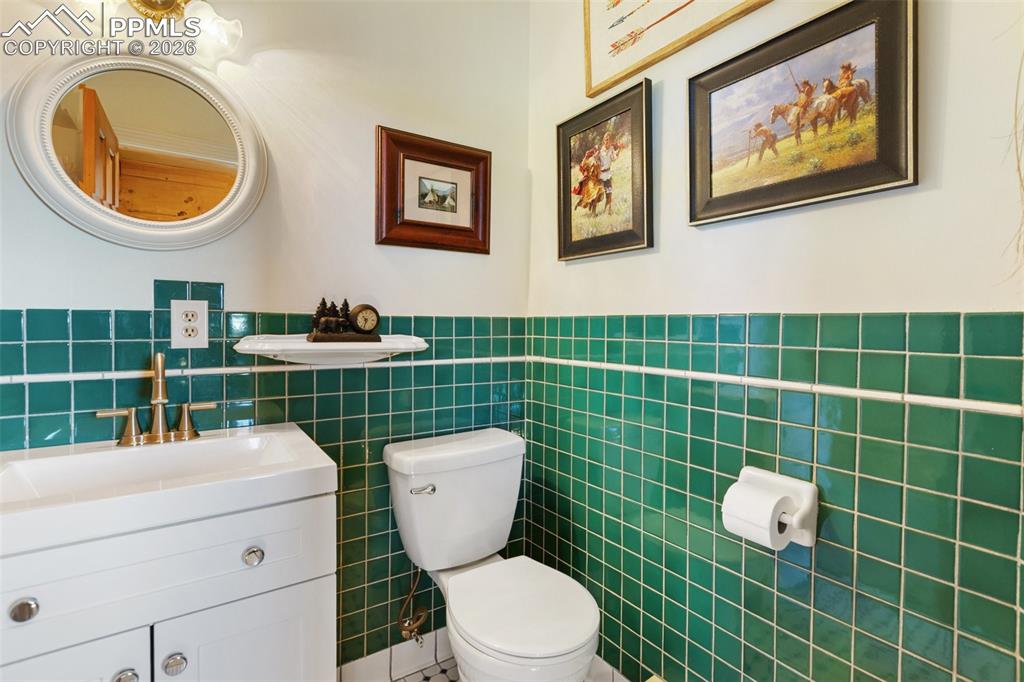 Image 30 of 50: Bathroom