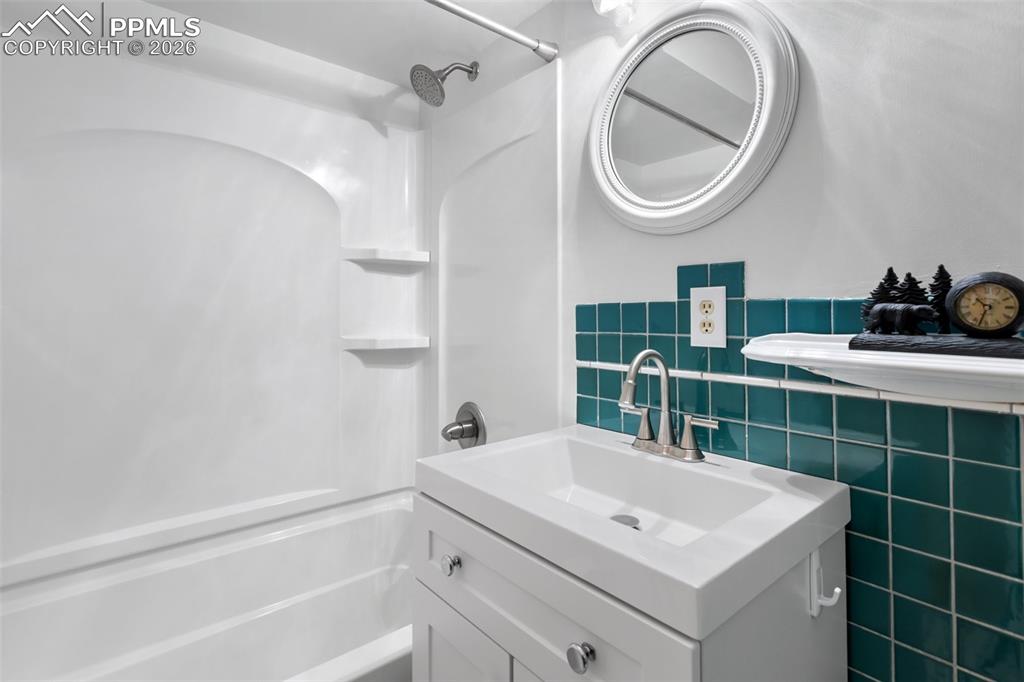 Image 31 of 50: Bathroom