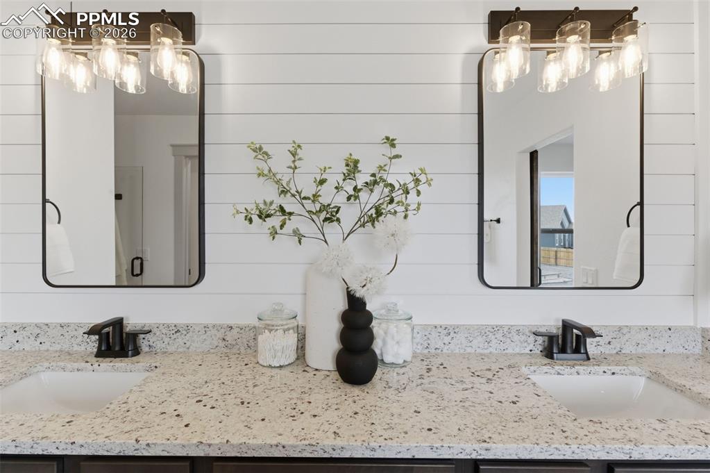 Image 18 of 27: Bathroom