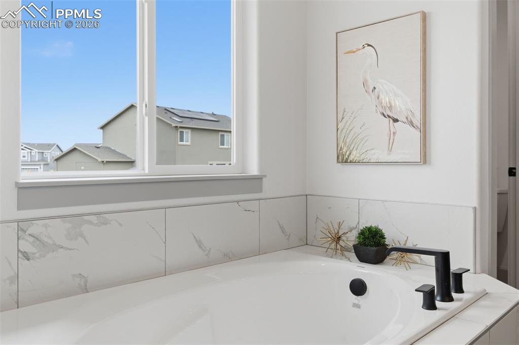 Image 19 of 27: Bathroom