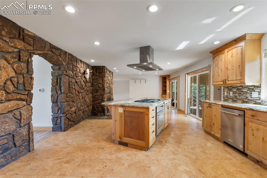 Image 10 of 44: Eat-in kitchen