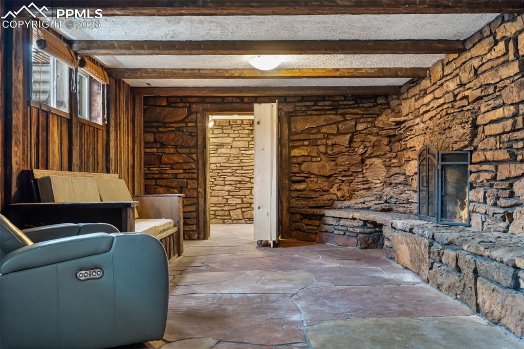 Image 24 of 44: Sitting Room