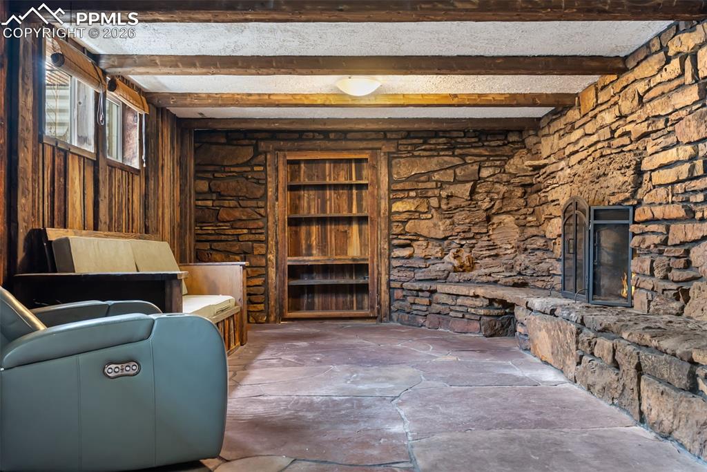 Image 25 of 44: Sitting Room