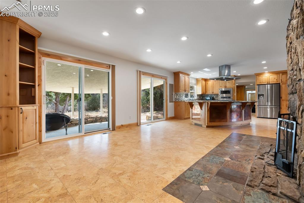 Image 5 of 44: Eat-in kitchen