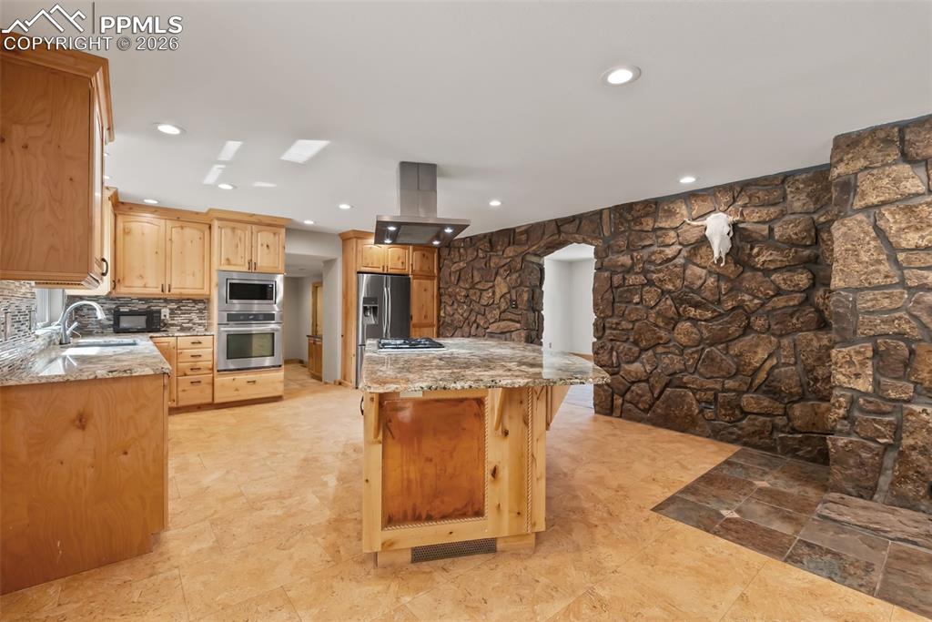 Image 7 of 44: Kitchen