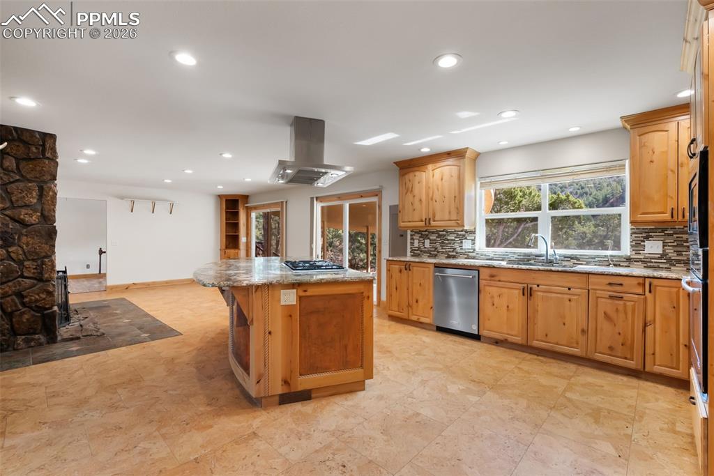 Image 9 of 44: Kitchen