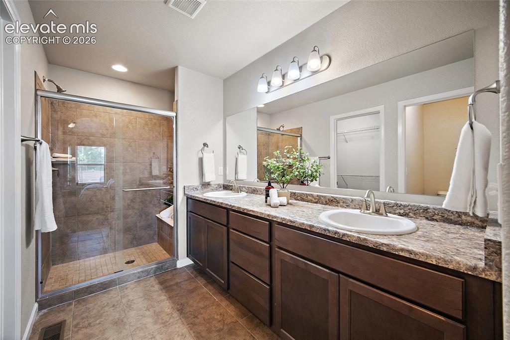 Image 19 of 42: primary ensuite bathroom