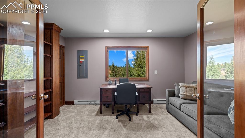 Image 19 of 44: Office