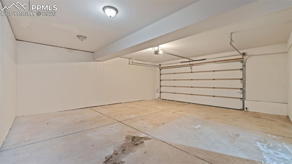 Image 23 of 44: Garage