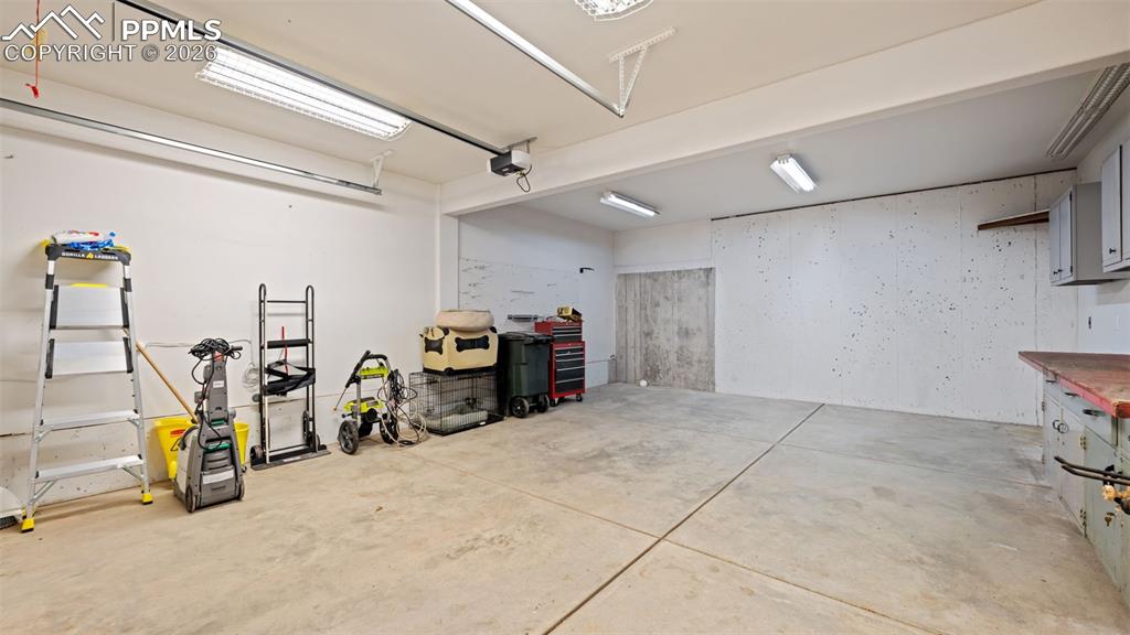 Image 24 of 44: Garage