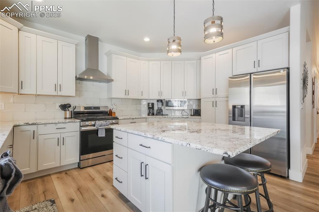 Image 10 of 50: Kitchen
