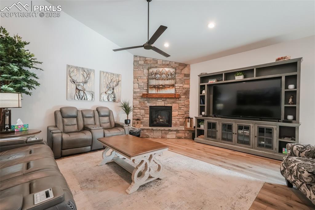 Image 18 of 50: Living Room
