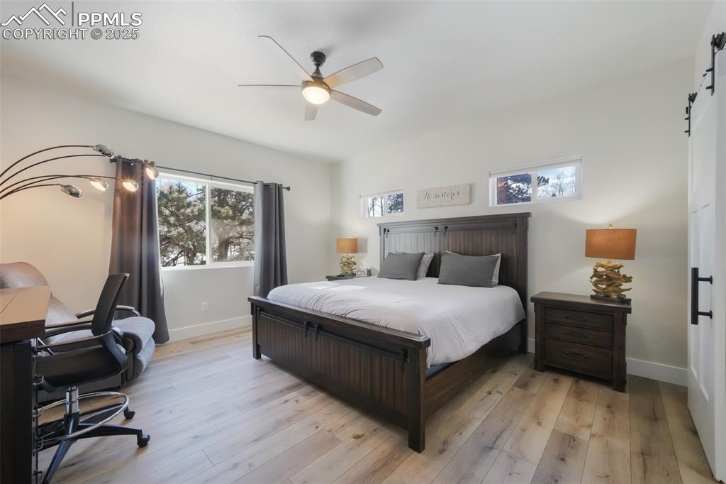 Image 19 of 50: Bedroom