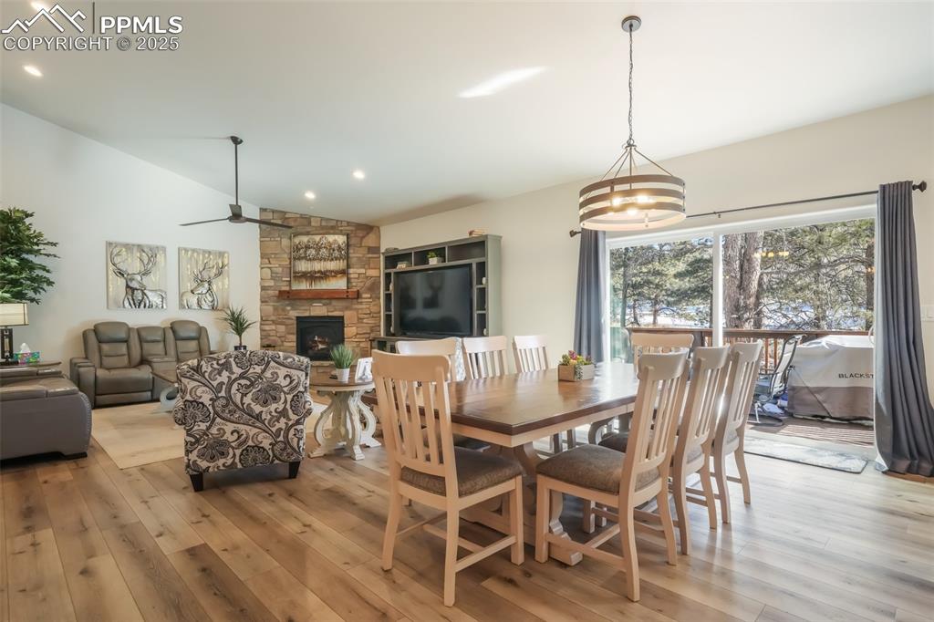 Image 5 of 50: Dining Area
