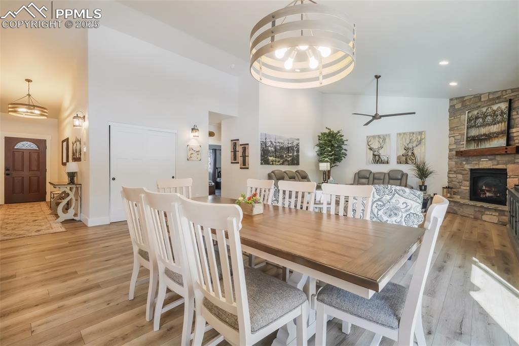 Image 6 of 50: Dining Area