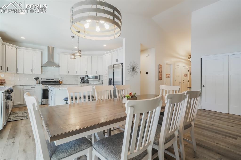 Image 7 of 50: Dining Area
