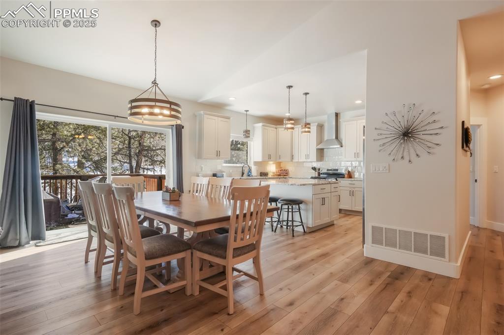 Image 8 of 50: Dining Area