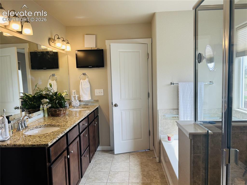 Image 13 of 22: Granite countertops - separate bath