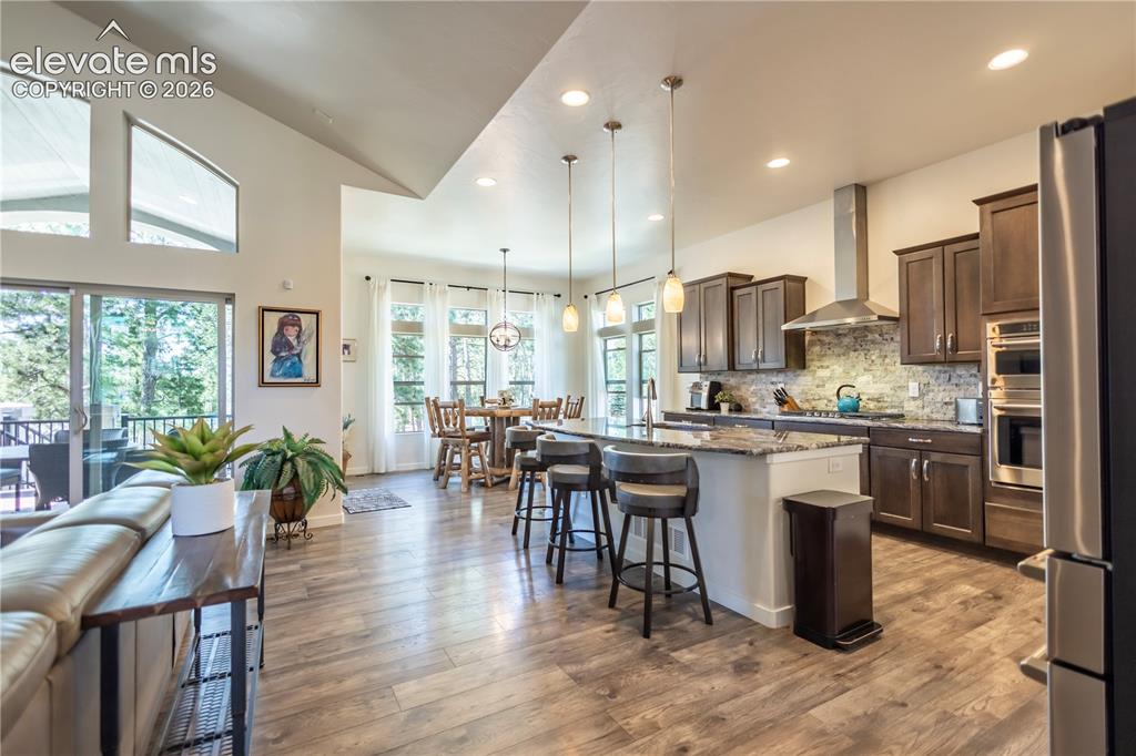 Image 10 of 40: Kitchen