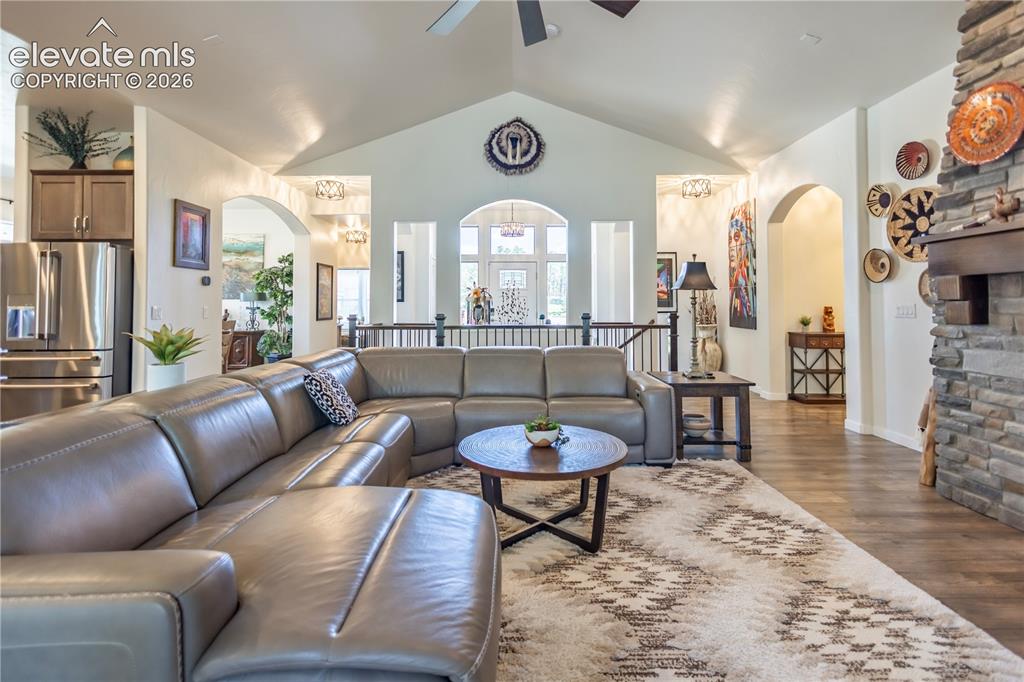 Image 14 of 40: Living Room
