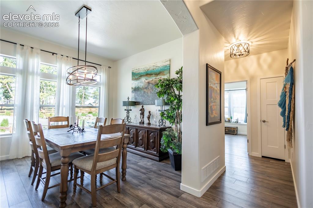 Image 16 of 40: Dining Area