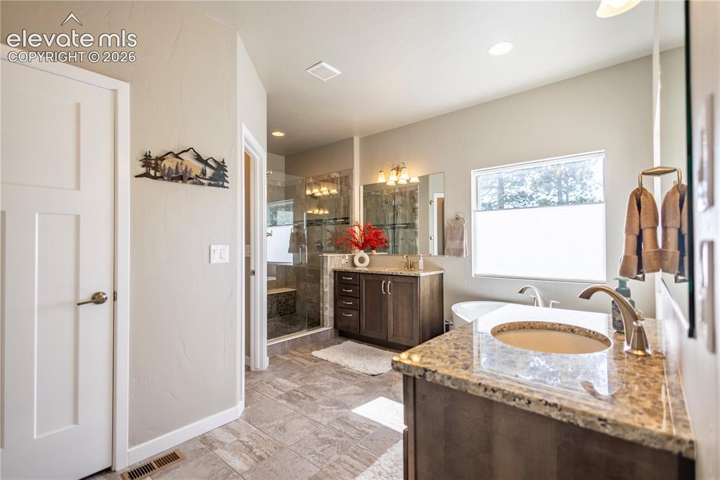 Image 19 of 40: Bathroom