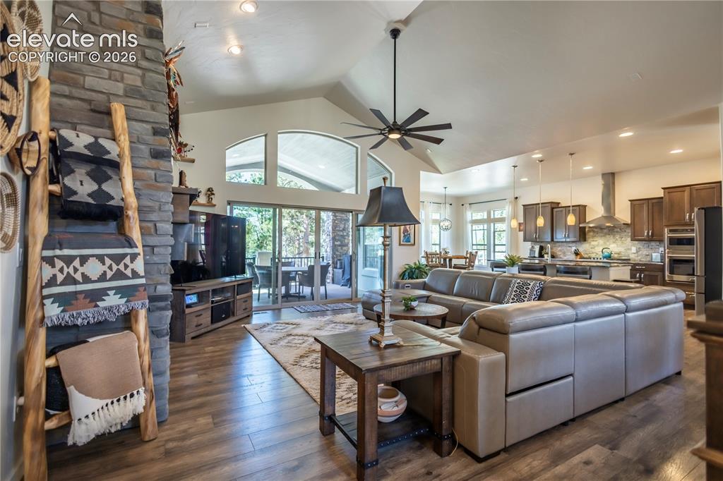 Image 8 of 40: Living Room