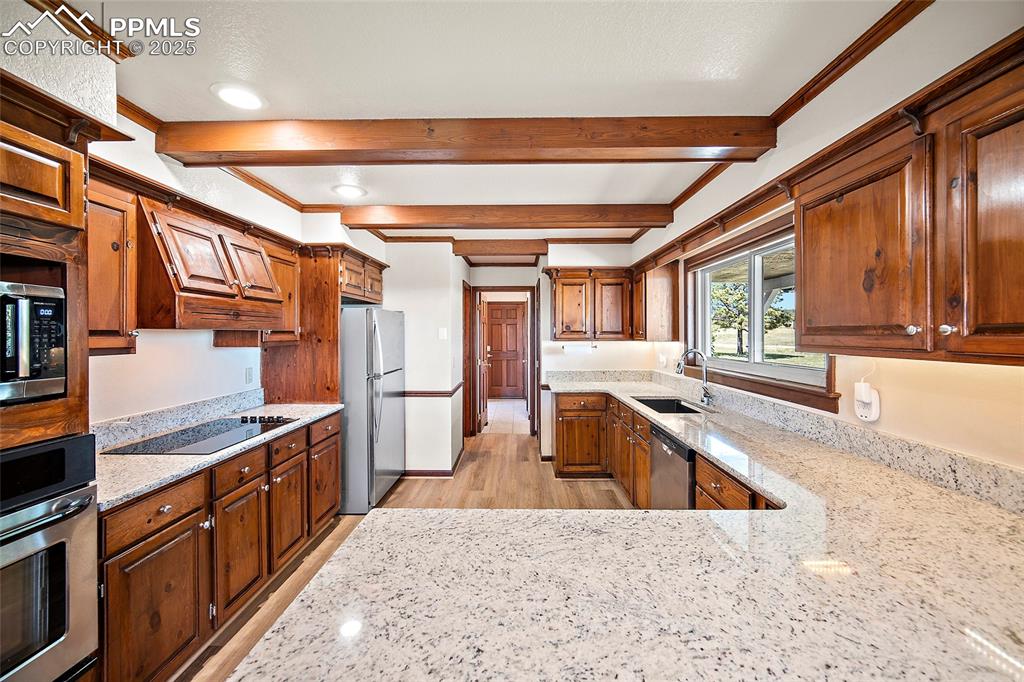 Image 12 of 50: Kitchen