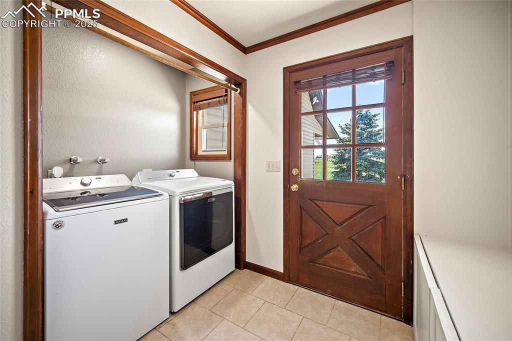 Image 17 of 50: Laundry