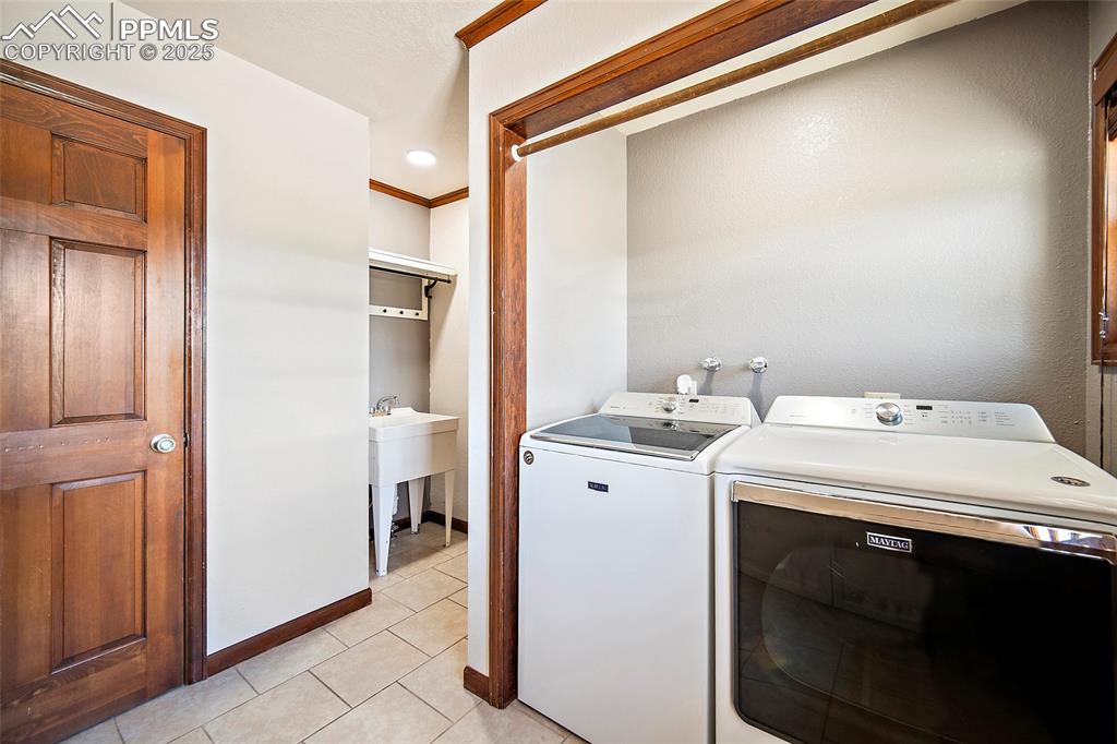 Image 18 of 50: Laundry